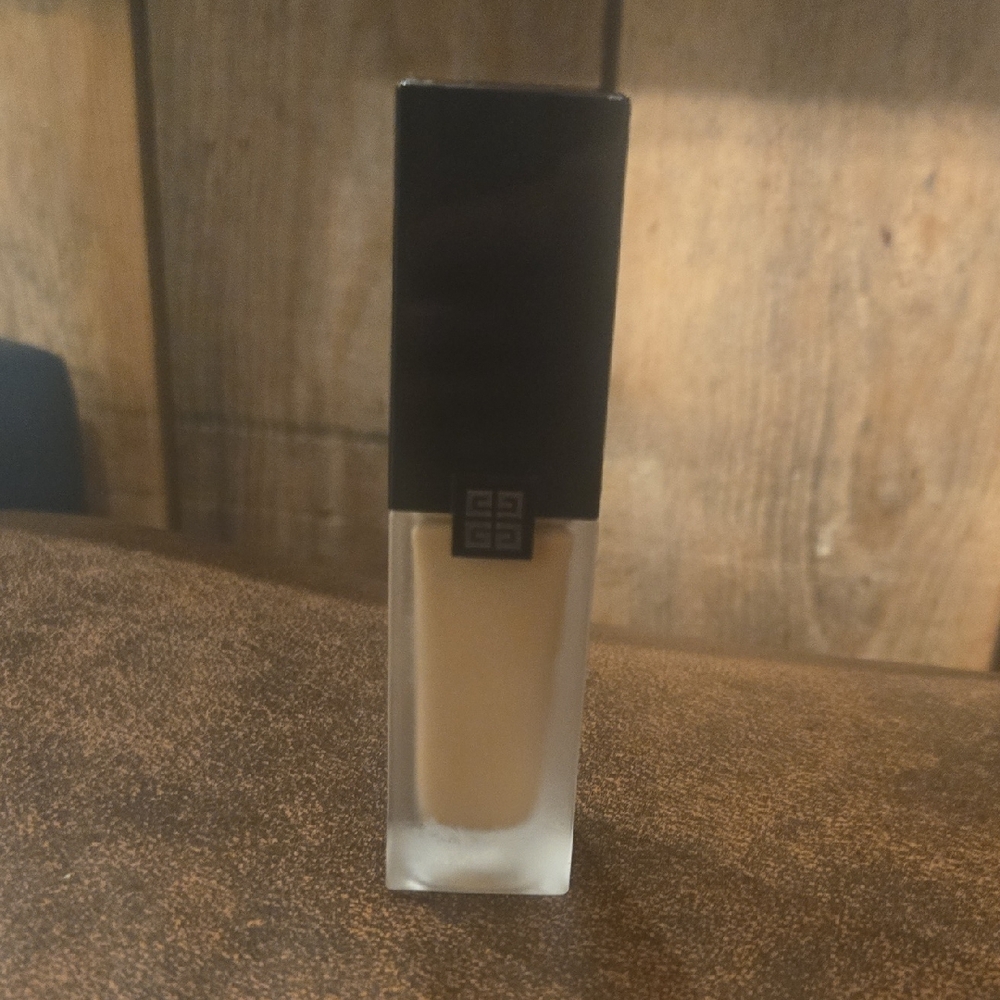 Givenchy Foundation - Picture 2 of 7